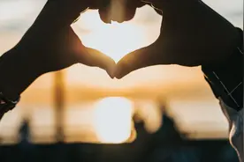 一对情侣骑摩托车，情到深处，边骑边在在无人的街吻别，结局亮了图片