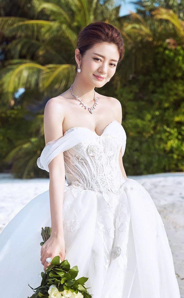 44岁安以轩带儿女聚餐，老公被抓3年后，她满脸皱纹老到认不出