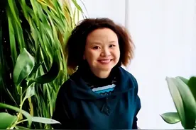 浙江女富豪何巧女：有钱给美国捐96亿，无钱偿还国内的200亿欠款图片