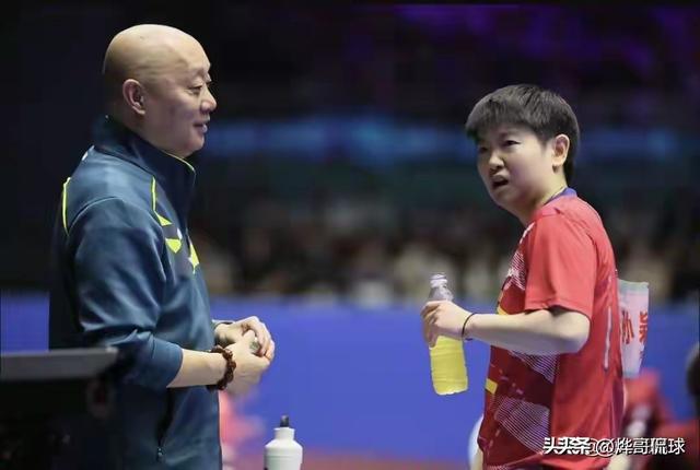 北京大满贯 孙颖莎的家人也来了 恩师掌声最快 莎莎居然这样称呼他