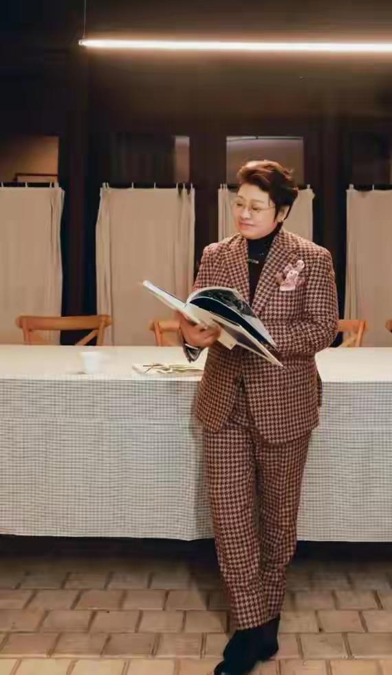 天哪，韩红变化太大了！打扮得真好看，美得我都差点没认出来。