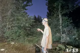 鱼梁洲深夜拍下！襄阳这群人一到晚上就打着手电出来了图片
