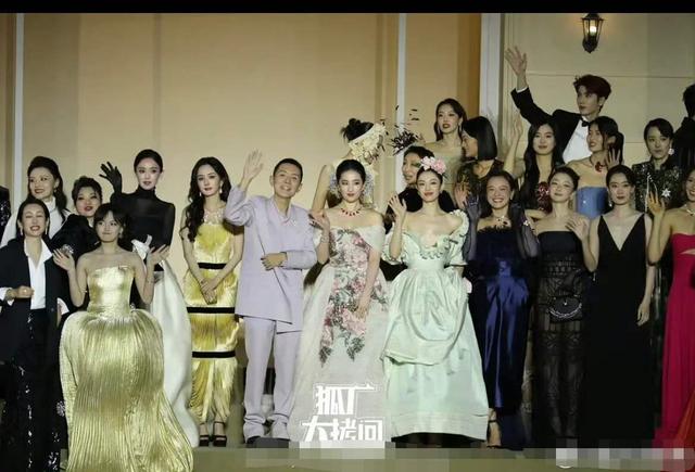 钟楚曦VOGUE盛典疯狂抢C，网友：野心一大坨，实力一丢丢！