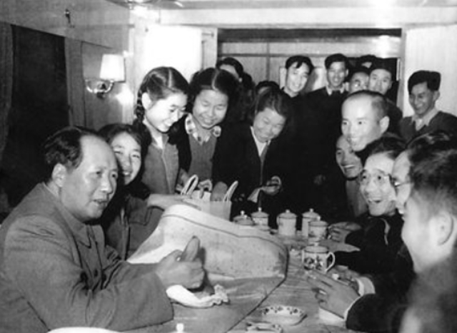 毛主席侄女北京开饭店，多次被砸，朋友劝她公开身份，但被她拒绝