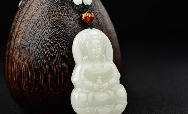 男人到了五六十岁，切忌戴天珠、青金，换成这些才不油腻显沉稳