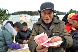 好消息！这四个地区高龄津贴接着涨！有人能领1000元，65岁能领多少？图片