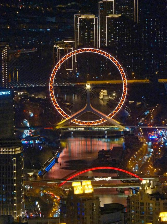 北京嘀咕，上海好奇，如今天津，竟成了能走着听、站着品的戏台！