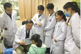 华厦眼科医院集团赵堪兴教授:手术是矫正斜视的主要方法图片