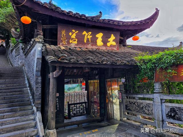 有着2300年历史的芙蓉镇是湘西“四大名镇”之一
