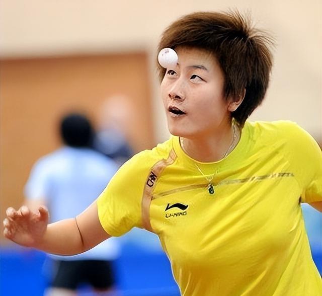 原来他是乒乓球奥运冠军丁宁的父亲，难怪退役后她能在北京当校长