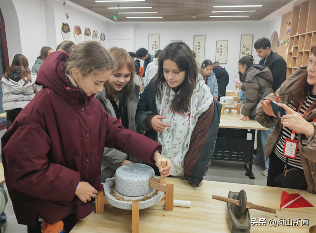 张家口大境门迎来约600名来自俄罗斯、蒙古国的青少年与我市小学生相聚