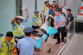 平凡英雄再现！喀什徕宁国际机场紧急救助断臂旅客图片