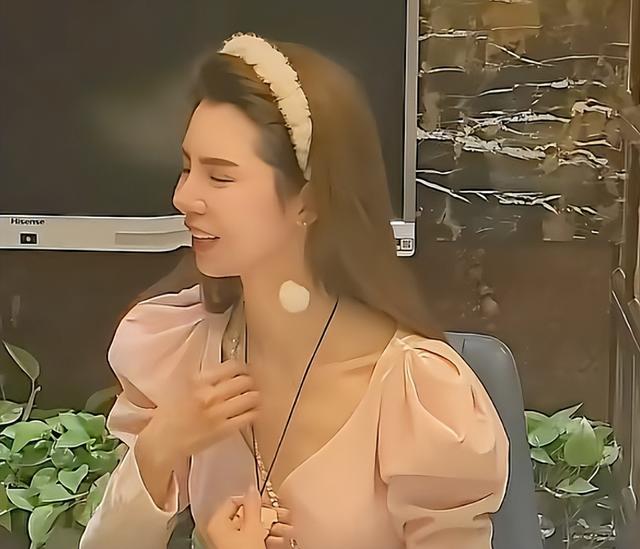 63岁杨议收美女徒弟，女生穿得花枝招展鞠躬敬茶，牵手贴脸引争议