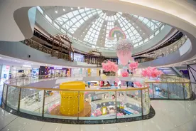 气质貌美人妻跟情人约会，被丈夫抓现行，接下来举动太高能！图片