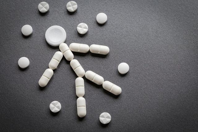 医生提醒：服用瑞舒伐他汀，这3种食物要戒掉，再吃容易心肌梗死
