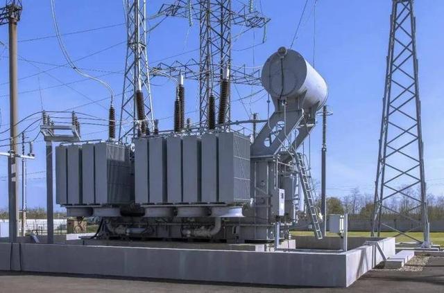 马斯克预言成真！全球争抢的不是芯片	，而是中国20万一台的变压器