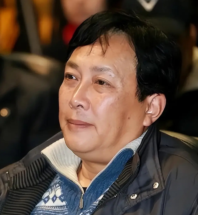 唐国强现场观看阅兵，观礼台上笑容满面，评论区恶心的一幕出现了