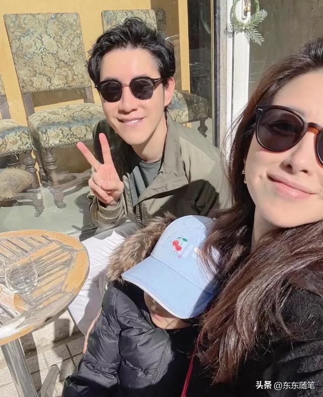 41岁朱珠和女儿在北京逛街，她纯素颜打扮，皮肤白皙，气质太好了