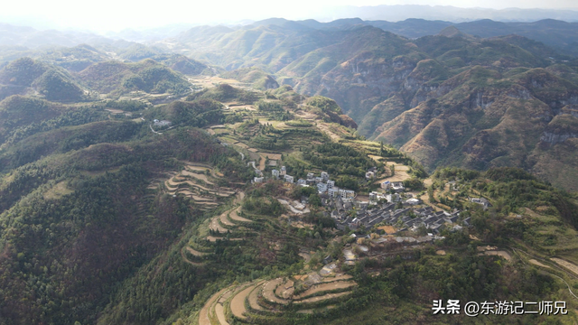 探索湘西古苗寨，位于悬崖之上，是乾嘉苗民起义的一个主战场