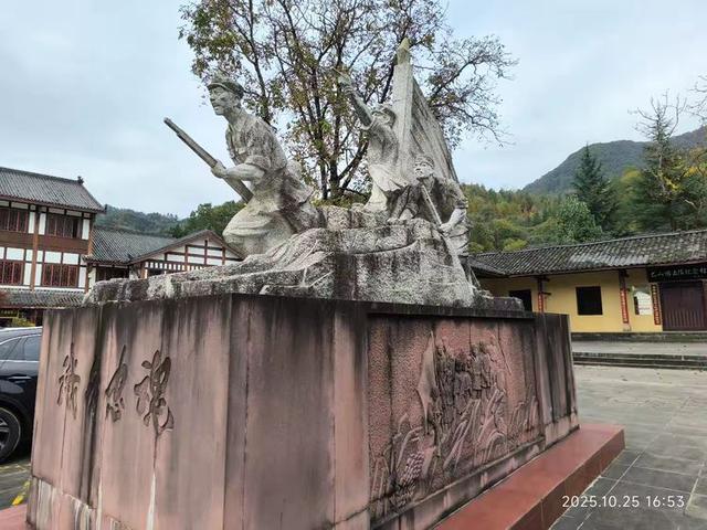 排队游览光雾山