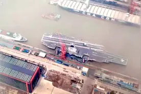 福建舰升降机启动？航母甲板停放歼35和空警多架舰载机，海试在即图片