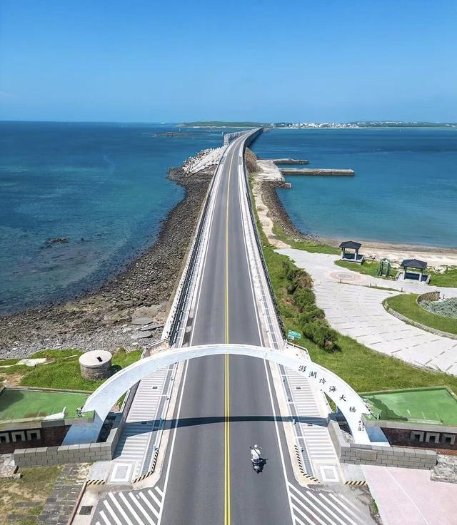 澎湖列岛澎湖县马公市，那里有跨海大桥连接三岛，澎湖湾海水湛蓝