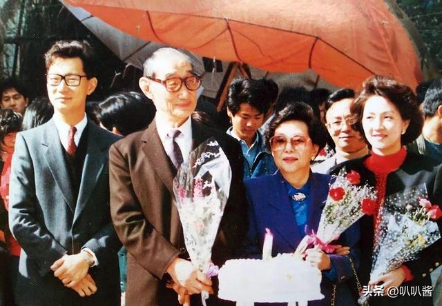 包养情人无数，娶初中同学女儿为妻，玩老婆闺蜜，嗜色如命的富豪