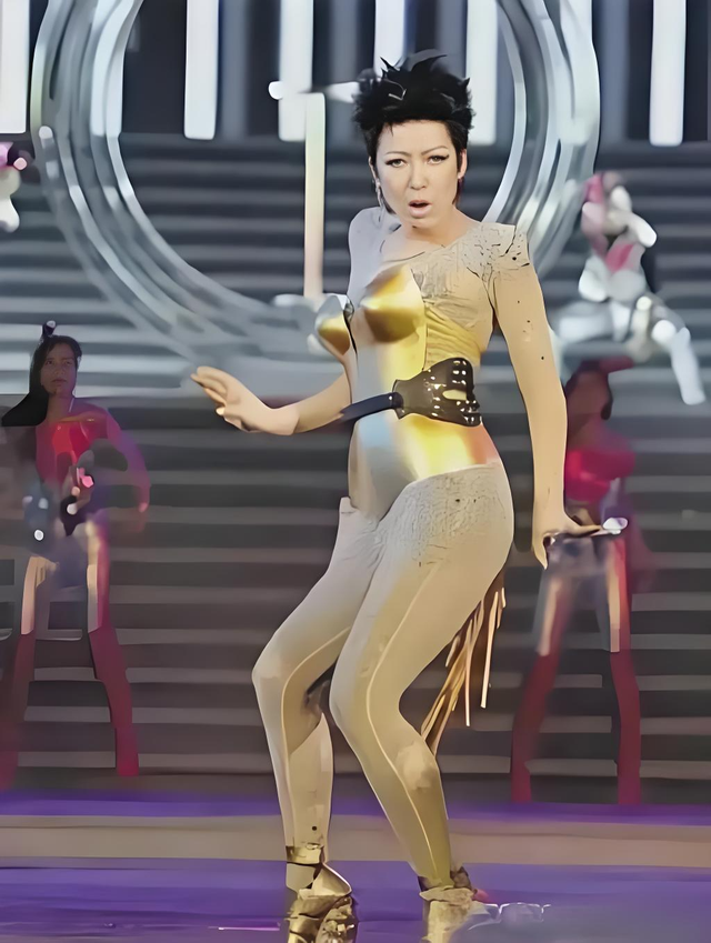 孙悦穿紧身衣外面穿个铠甲硬勒出腰线大腿累的赘肉堆积太难看了