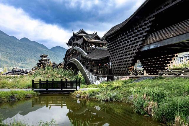 酉阳濯水：在飞檐与云雾间，撞见千年的烟火