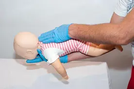 儿童气管卡异物 家长再急也不能用手抠图片