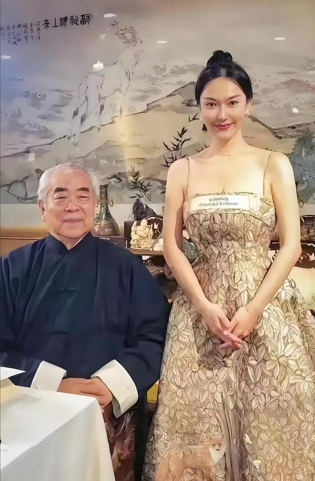 色上一把刀！87岁的范曾没有想到，玩了一辈子鹰却被小家雀啄了眼