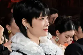 北京这夜，娱乐圈的残酷真相，在40岁的李宇春身上表现得淋漓尽致图片