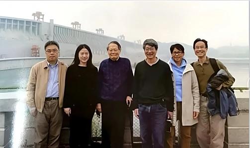 杨振宁身覆国旗，翁帆站首位，次子杨光宇露面	，重量级好友也到场