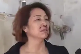 大妈抱孩子没洗手，被亲儿子打出脑震荡鼻梁骨折，儿子：她活该！图片