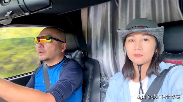 一匹黑马暴雪中压马路，夫妻房车旅居川西，靠充电桩续命！