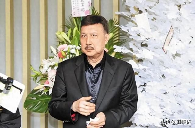 曾是一代歌王	，却沦为人尽皆知的台独分子，如今家破人亡下场凄凉