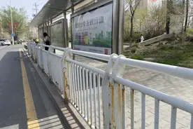 乌鲁木齐公交车站护栏 “换装” 市民出行添彩图片