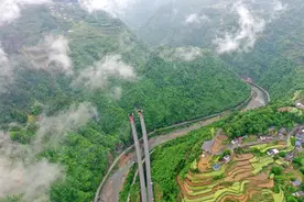 鹤峰连接线项目满山红隧道顺利贯通图片