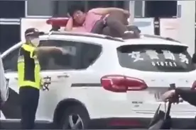 山东烫头大妈火了，碰瓷花臂猛男，叔叔来了直接躺车顶图片