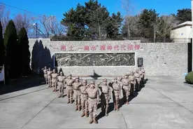 军嫂带娃现身海岛！结婚8年，他们有了全家福图片