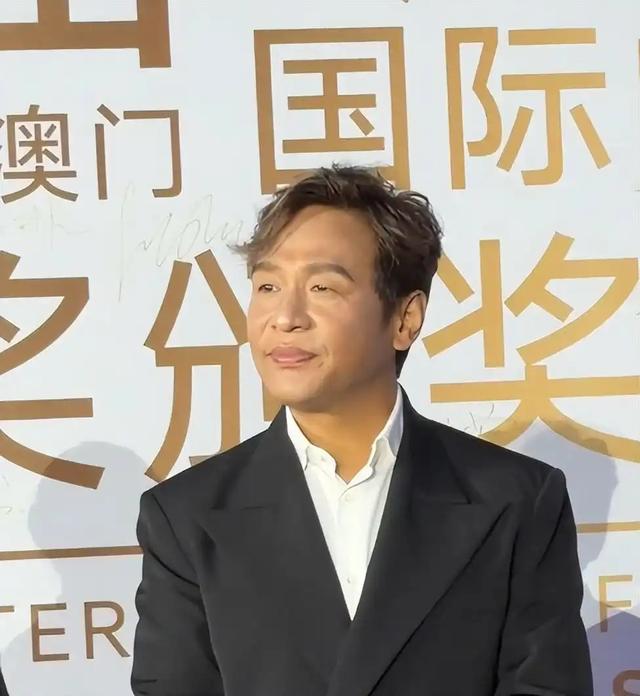 牡丹花下死，做鬼也风流！如今，谁也劝不了“抛妻娶粉”的宋小宝