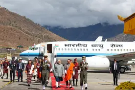 莫迪专机抵达不丹，不丹首相热情拥抱相迎，看来中不建交有变数？图片