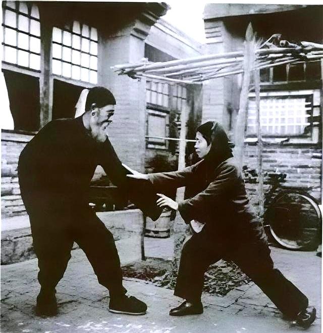 几十年练武才懂：聊聊内家拳“抬手忘肩”的奥妙，初学必看！
