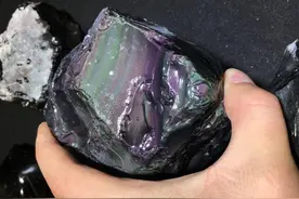 每天认识一种宝石——黑曜石图片