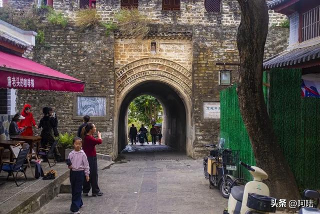 苍山南麓有条青石板路很有味道，中间的龙尾关是南诏军事要塞