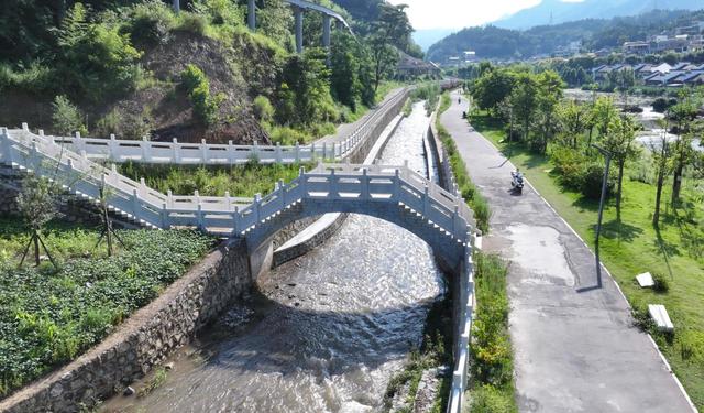 盘州双凤古城：赏水景融合，享清凉时光