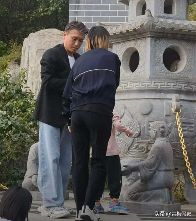 辛柏青带17岁女儿寺庙祈福！父女俩一直牵着手，李乃文也陪在身边
