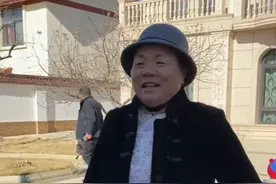 刘强东母亲夸赞儿媳章泽天：新衣服是她买的图片