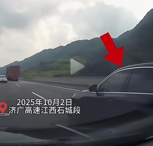 “我强行变道，他就应该减速”后续∶交警明确全责，网友炸锅