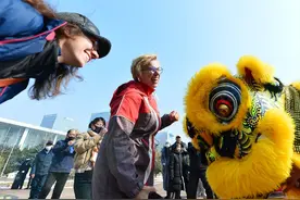 大量德国游客涌入青岛，打着旅游的“幌子”，实则为了山东美酒图片